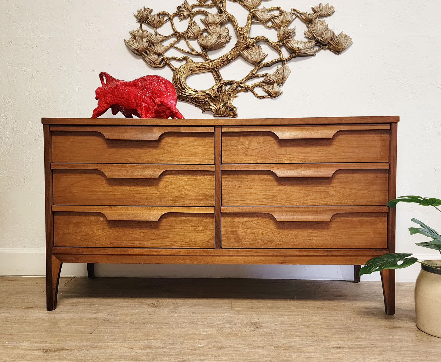 Johnson-Carper Fashion Trend Dresser