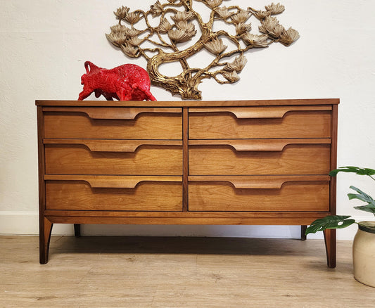 Johnson-Carper Fashion Trend Dresser