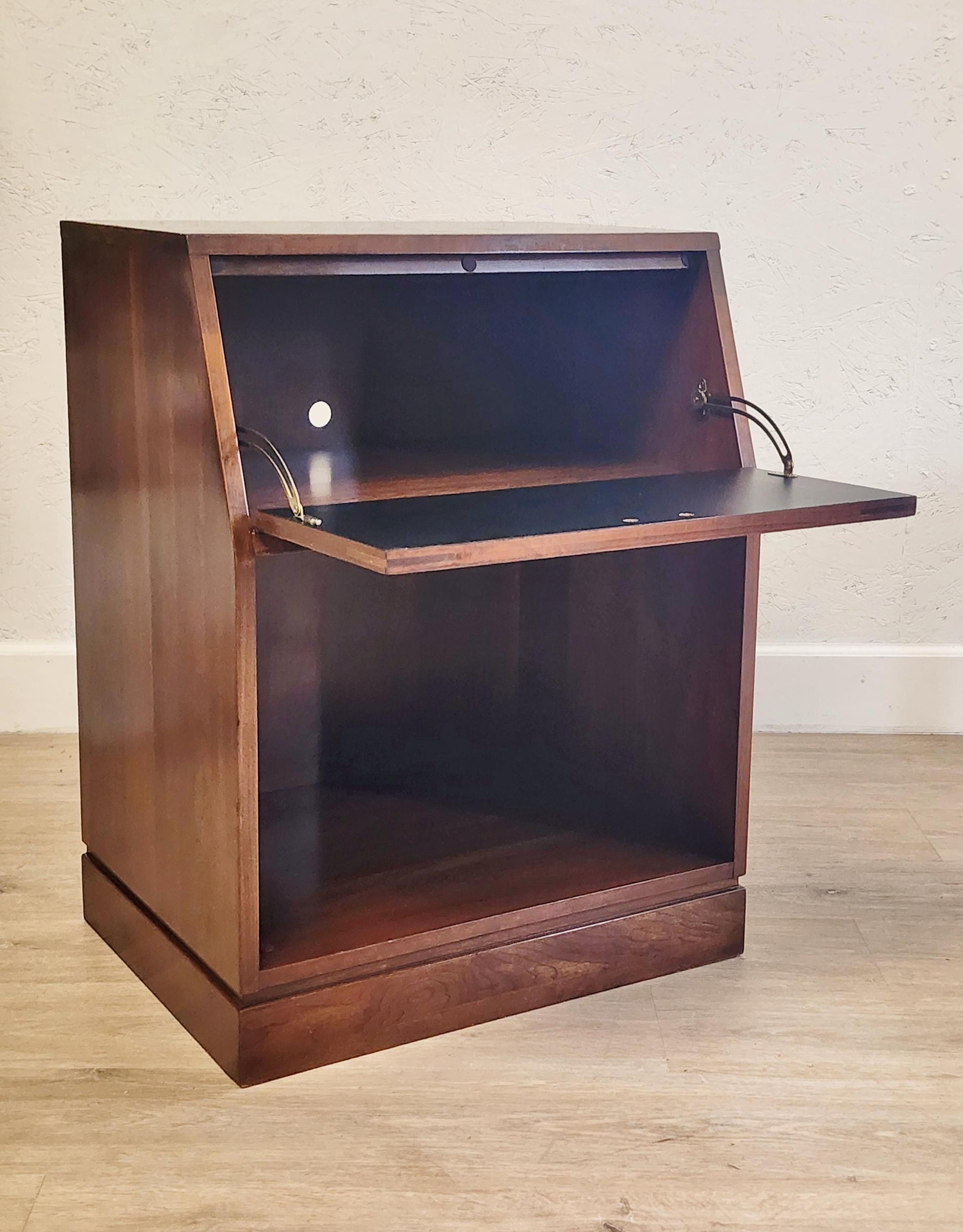 front_view_ethan_allen_open_nightstand
